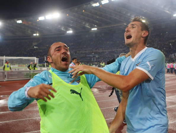 Brocchi con Klose con la maglia della Lazio.