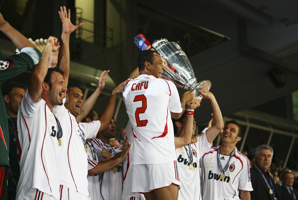Cafu col Milan vincitore della Champions League