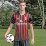 Gabbia con la maglia del Milan