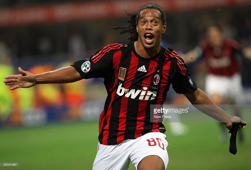 Ronaldinho con la maglia del Milan