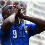 Balotelli si dispera dopo una grande occasione da gol con la maglia azzurra