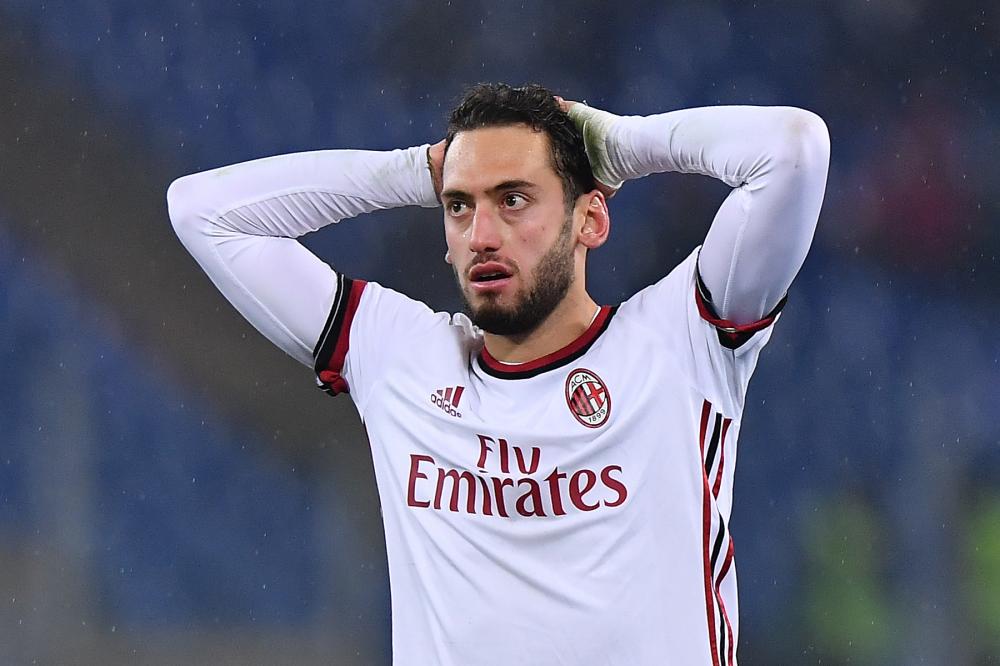 Cagliari-Milan: brutta prestazione di Calhanoglu