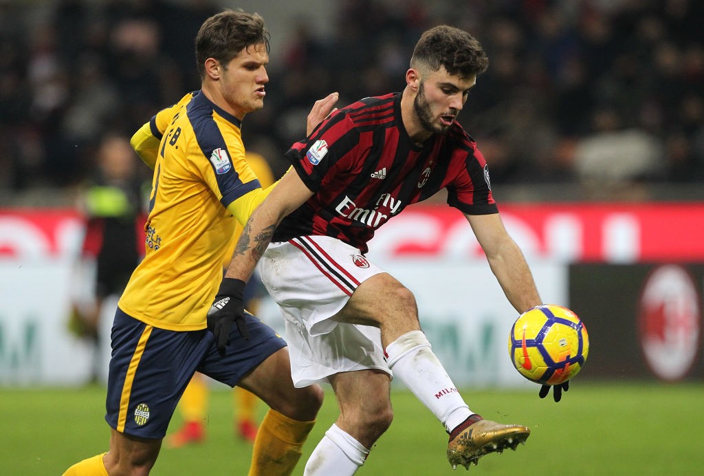 Milan-Hellas Verona Zuculini cerca di fermare Patrick Cutrone