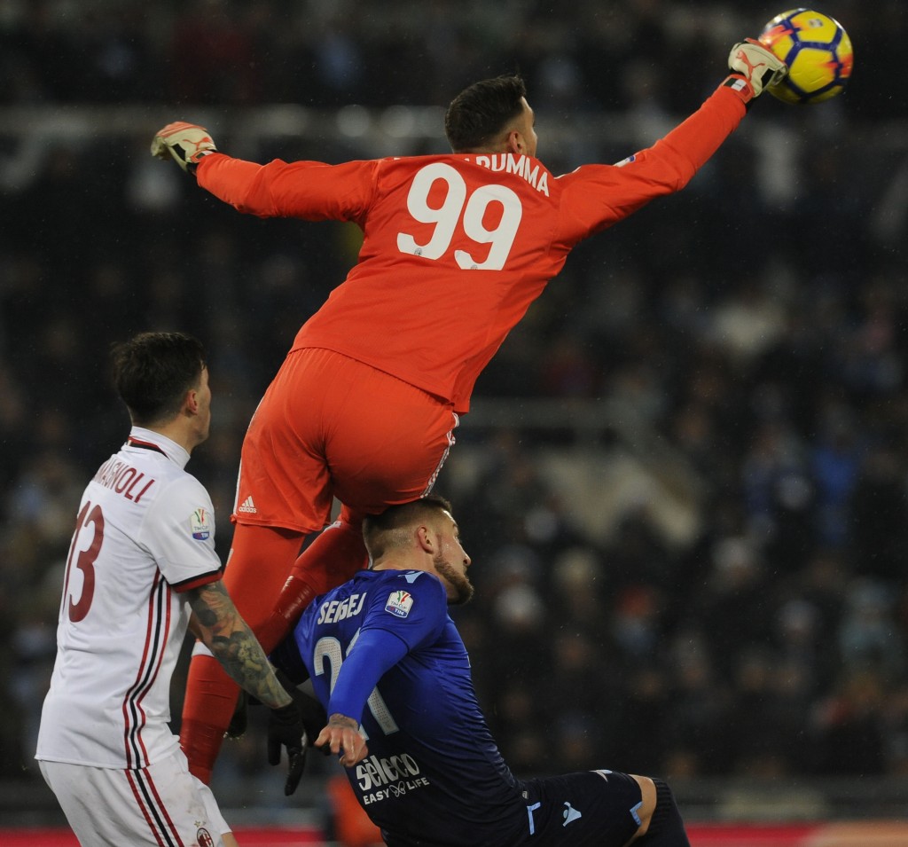 Gigio Donnarumma in volo su Milinkovic-Savic della Lazio.