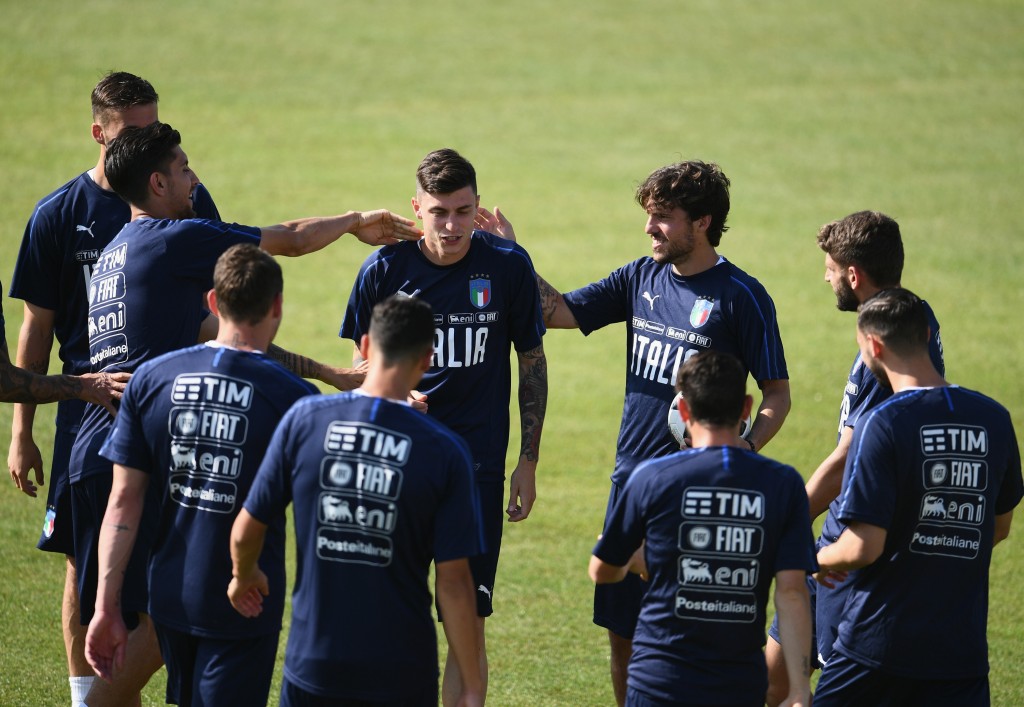 Daniele Baselli, accostato al Milan, scherza coi compagni al ritiro con l'Italia.