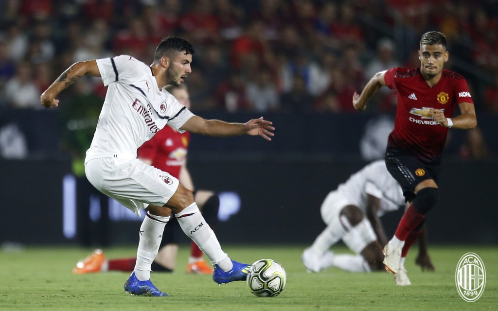 Patrick Cutrone in azione contro il Manchester United.