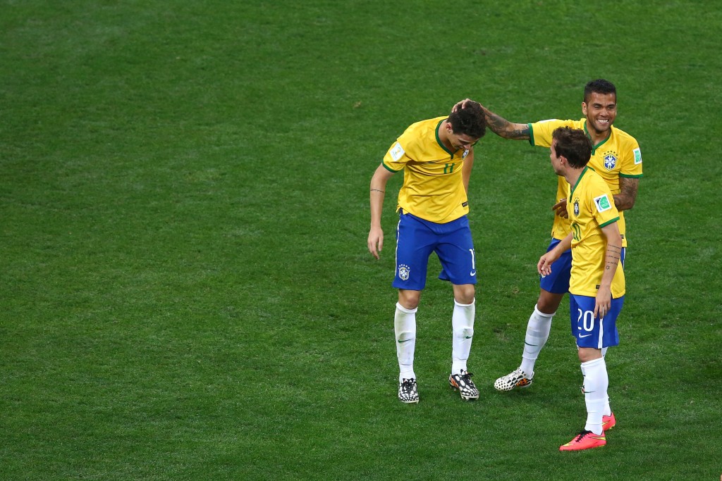 Bernard, Oscar e Dani Alves con la maglia del Brasile.