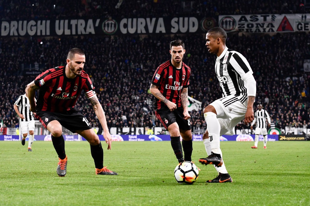 Bonucci contrasta D. Costa durante l'ultimo Milan-Juve di campionato.