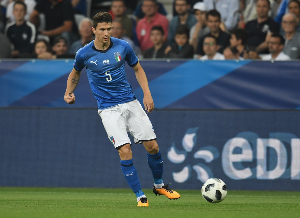 Mattia Caldara con la maglia della Nazionale Italiana.