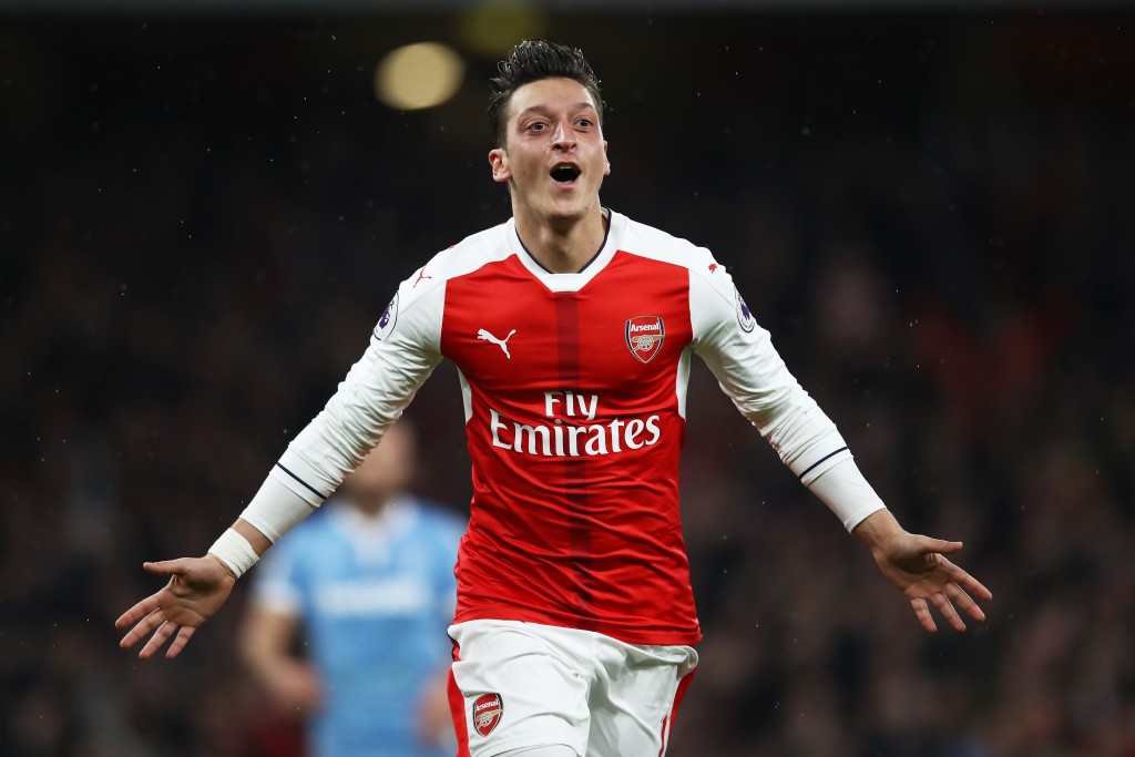 ozil in azione con l'Arsenal
