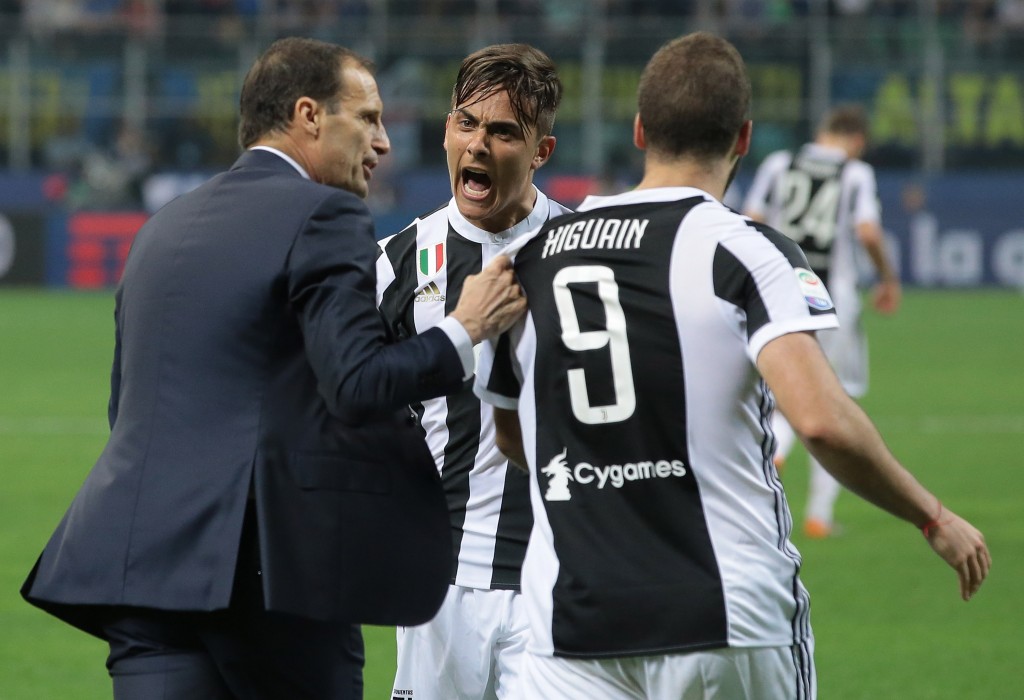 Allegri strattona Higuain sotto gli occhi di Dybala.
