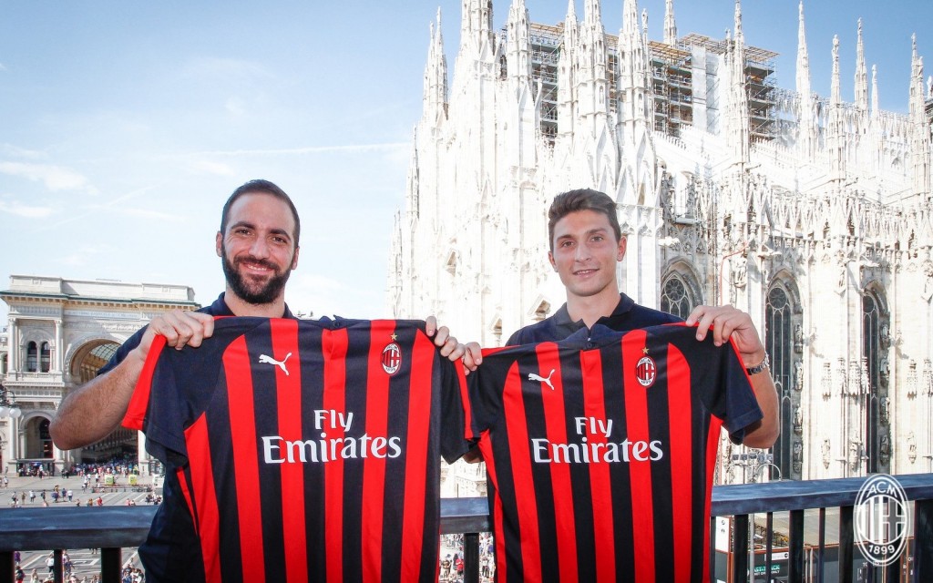 Gonzalo Higuain e Mattia Caldara in posa con la maglia del Milan.