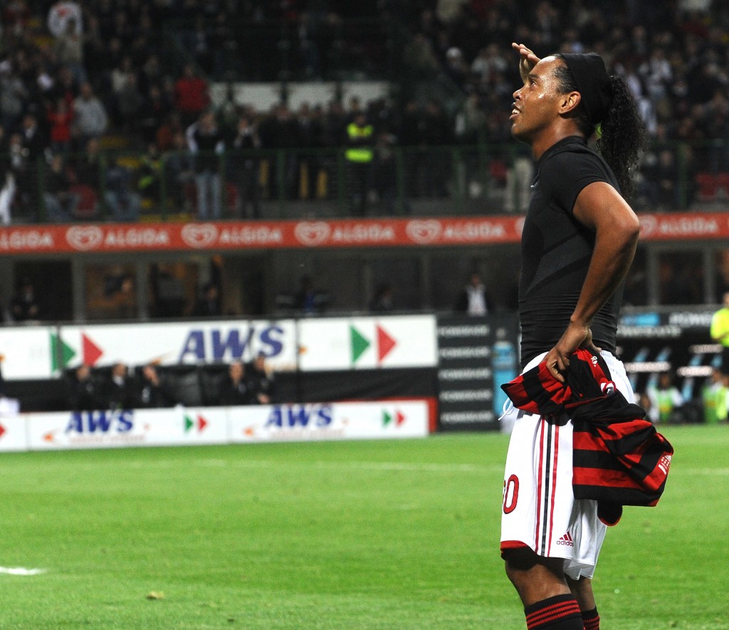 Ronaldinho esulta a un gol con la maglia rossonera