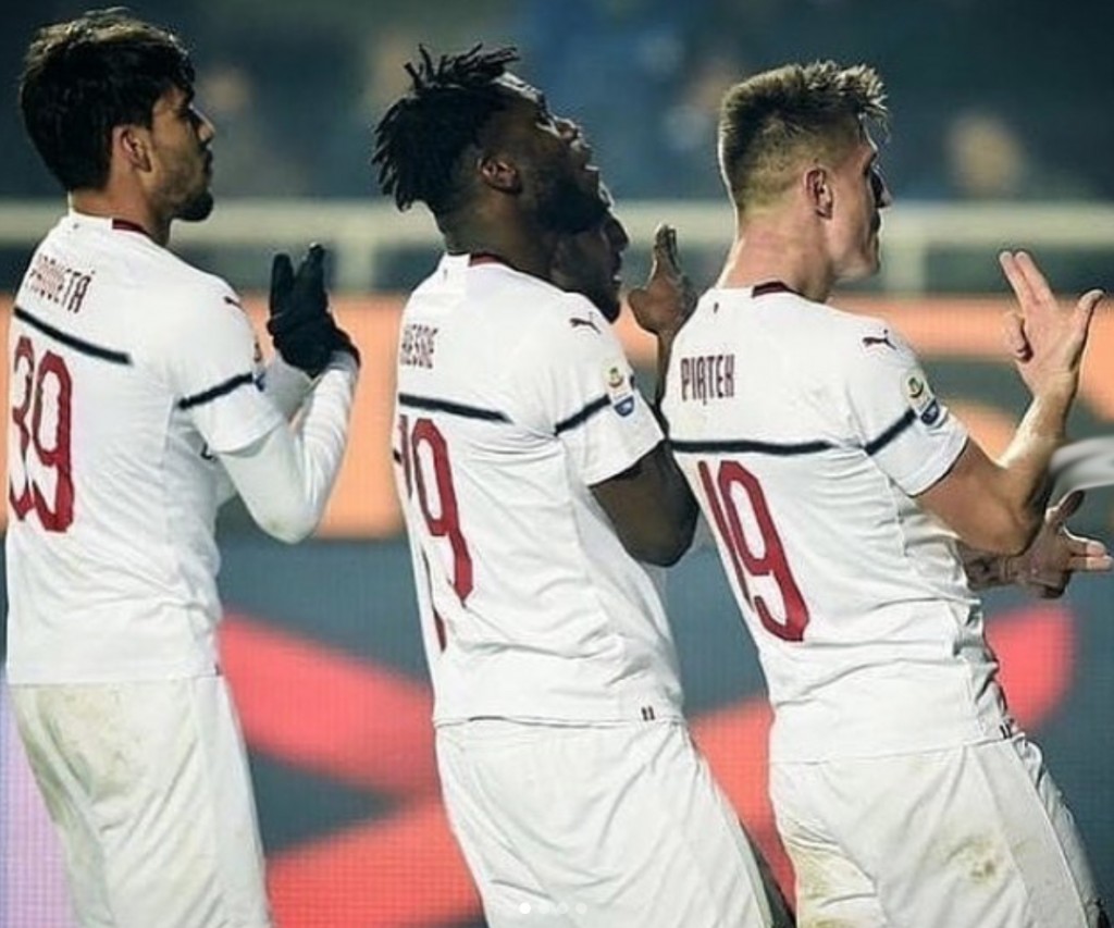 I tre giocatori rossoneri festeggiano dopo un gol