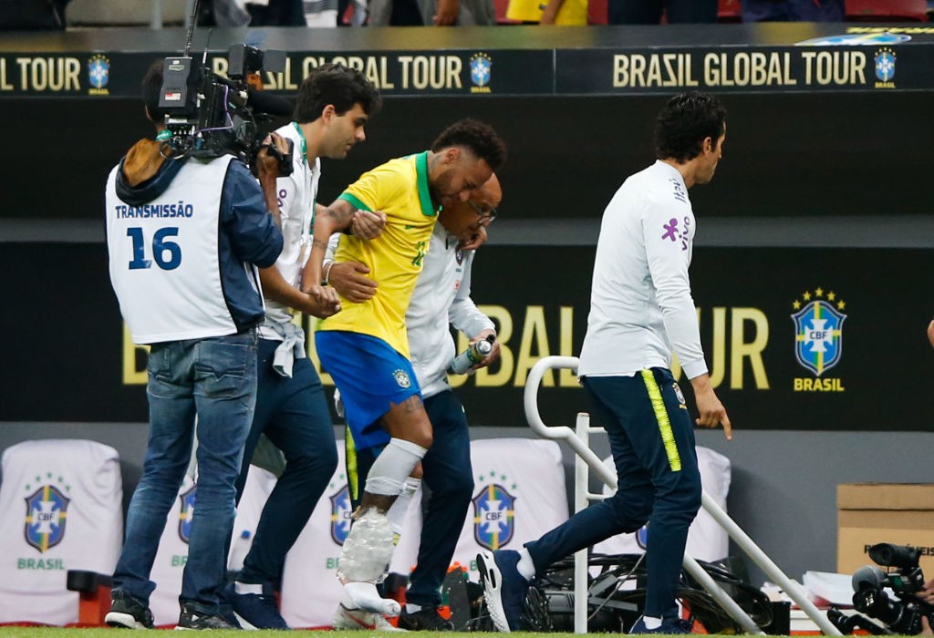 Neymar esce dal campo dopo l'infortunio