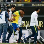 Neymar esce dal campo dopo l'infortunio