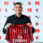 Hernandez con la maglia rossonera alla conferenza di presentazione