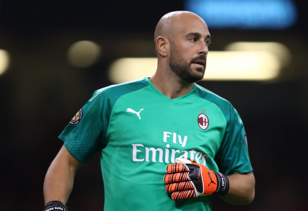 Reina con la maglia del Milan