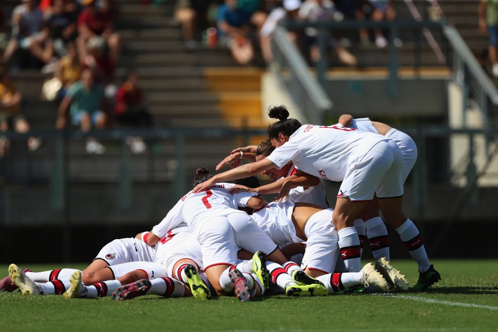 Calcio femminile, perde il velo in campo