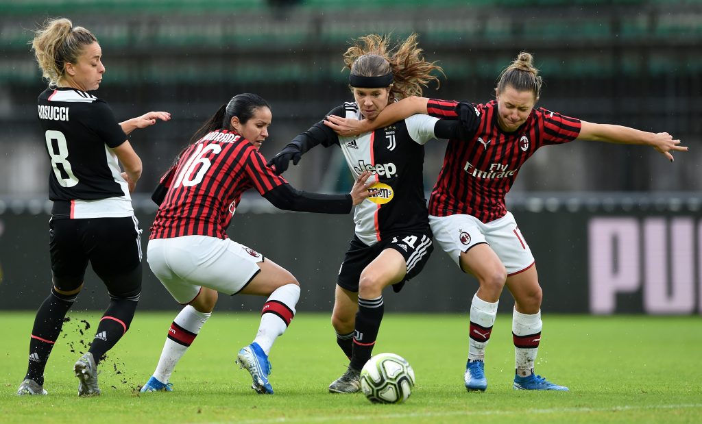Una delle azioni di Milan-Juve femminile