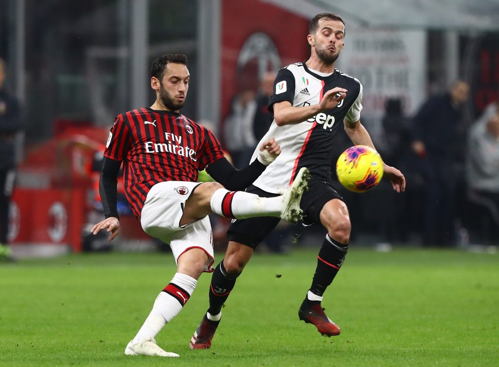 Calhanoglu con la maglia del Milan