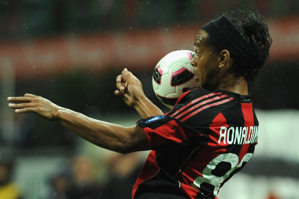 Ronaldinho in azione con la maglia del Milan