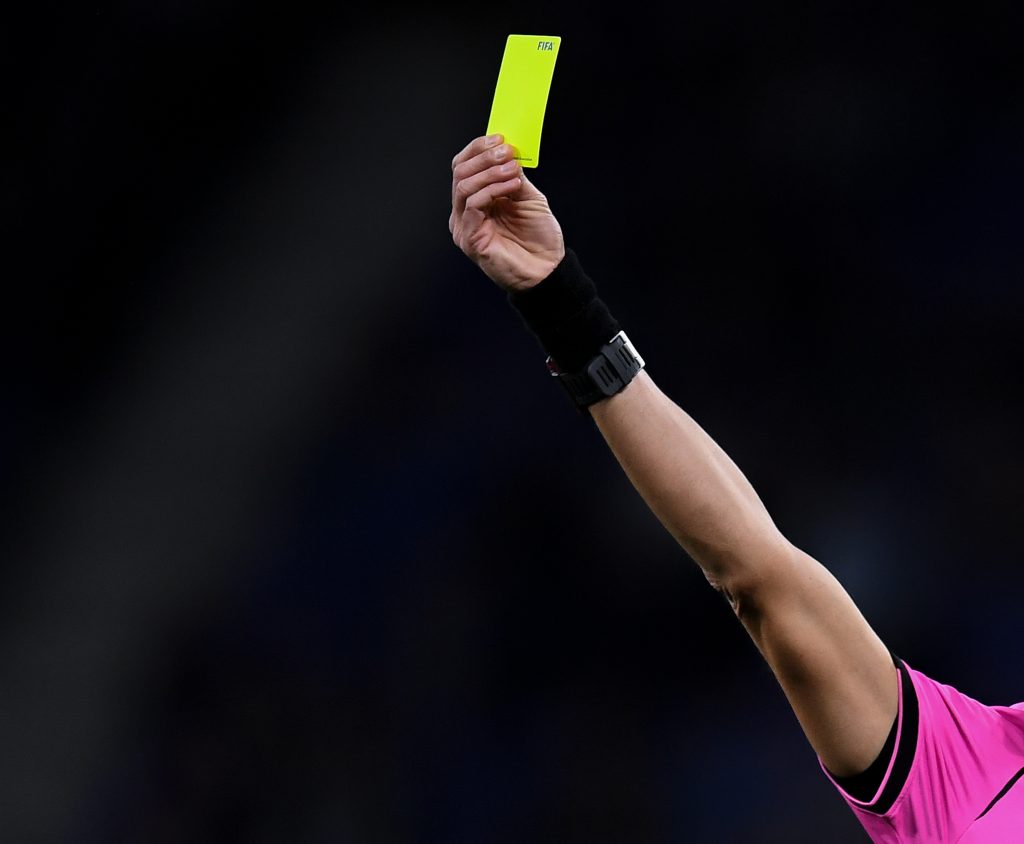 arbitro-giallo-cartellino