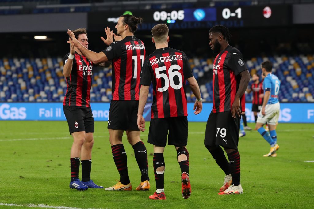 Ibrahimovic, attaccante del Milan, ringraziato dai compagni Calabria, Saelemaekers e Kessie