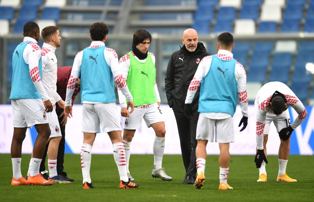 Stefano Pioli con i suoi calciatori prima di Sassuolo-Milan