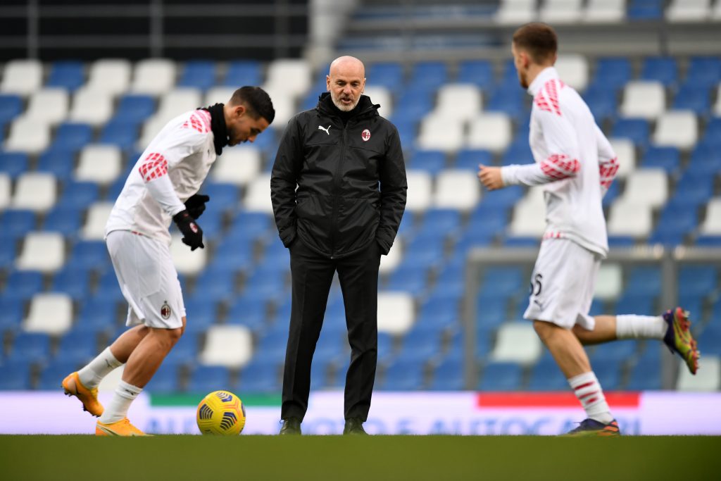 Pioli sorveglia l'allenamento di Theo Hernandez e di Saelemaekers.