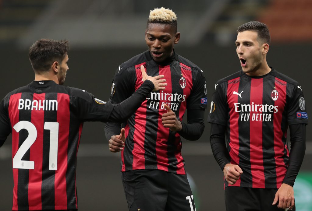 Brahim Diaz si complimenta con Rafael Leao e Diogo Dalot dopo un goal in Europa League