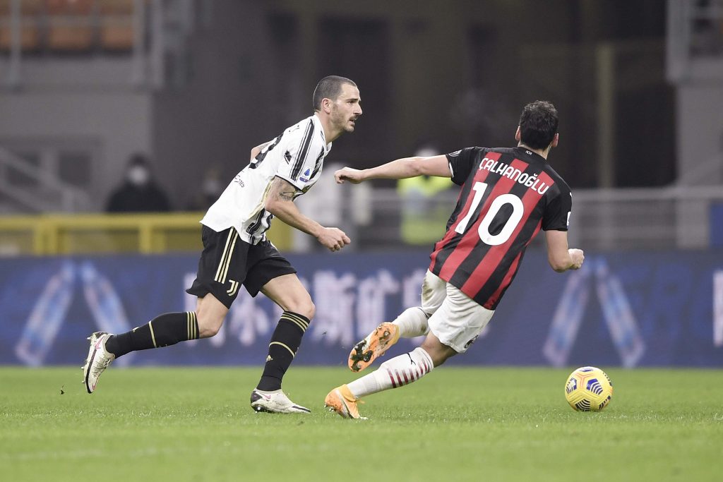 Calhanoglu del Milan in pressing su Bonucci della Juventus