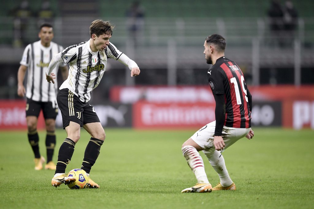 Federico Chiesa della Juventus fronteggia Theo Hernandez, terzino del Milan