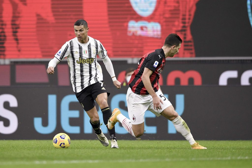 Romagnoli del Milan a contrasto con Cristiano Ronaldo della Juventus