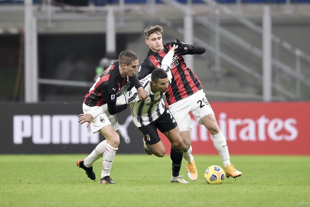 Andrea Conti e Lorenzo Colombo contrastano Danilo della Juventus