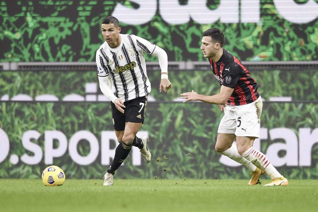 Diogo Dalot del Milan a contrasto con Cristiano Ronaldo della Juventus