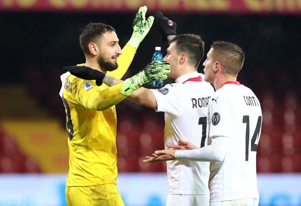 Gigio Donnarumma esulta con Conti e Romagnoli dopo la vittoria del Milan a Benevento