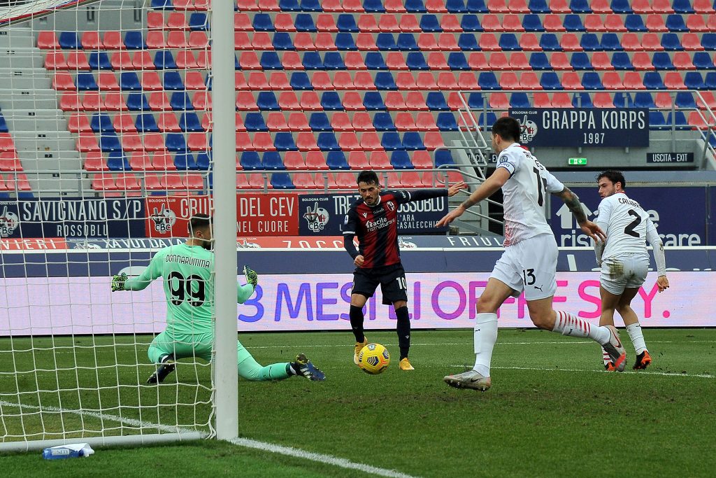 Donnarumma, portiere del Milan, para su Sansone del Bologna