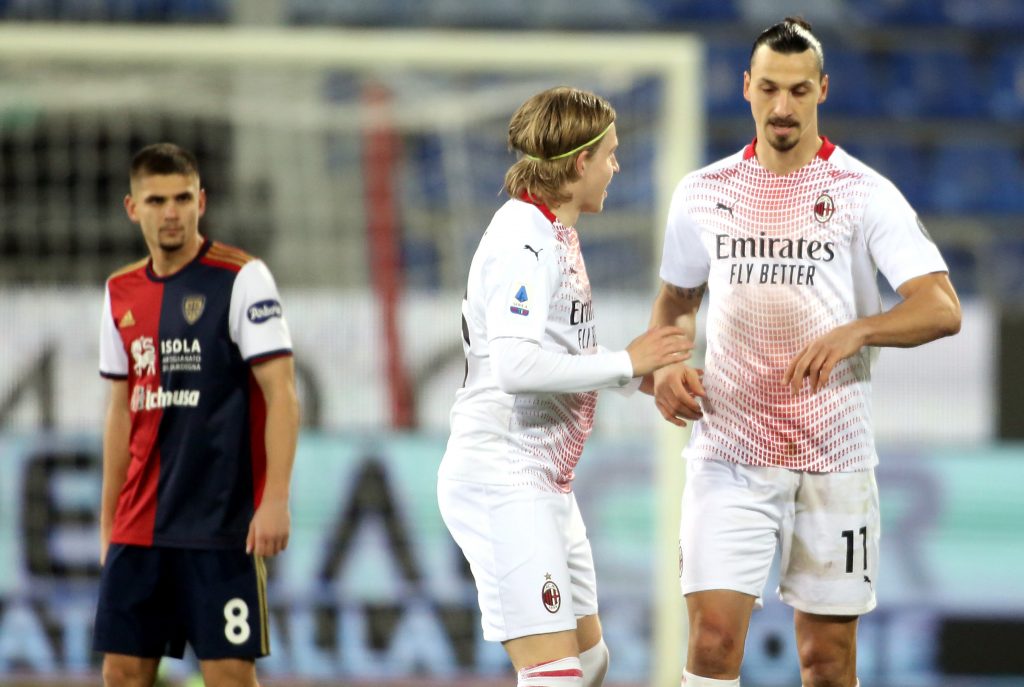 Hauge si complimenta con Ibrahimovic dopo il goal al Cagliari