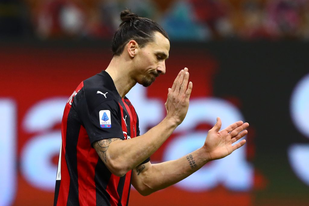Zlatan Ibrahimovic applaude nonostante un'espressione non proprio felice