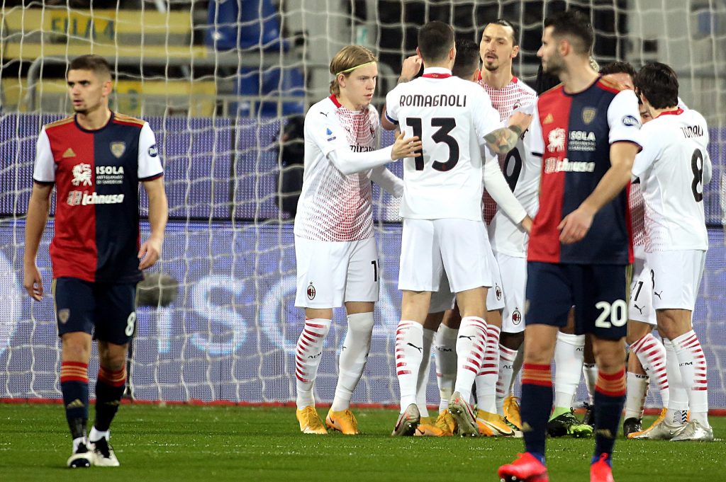 Il Milan festeggia dopo il gol contro il Cagliari.