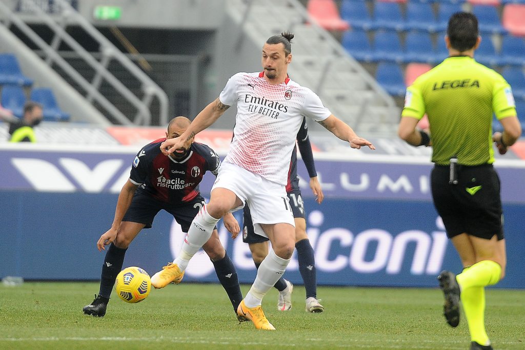 Zlatan Ibrahimovic protegge palla dall'attacco di Danilo