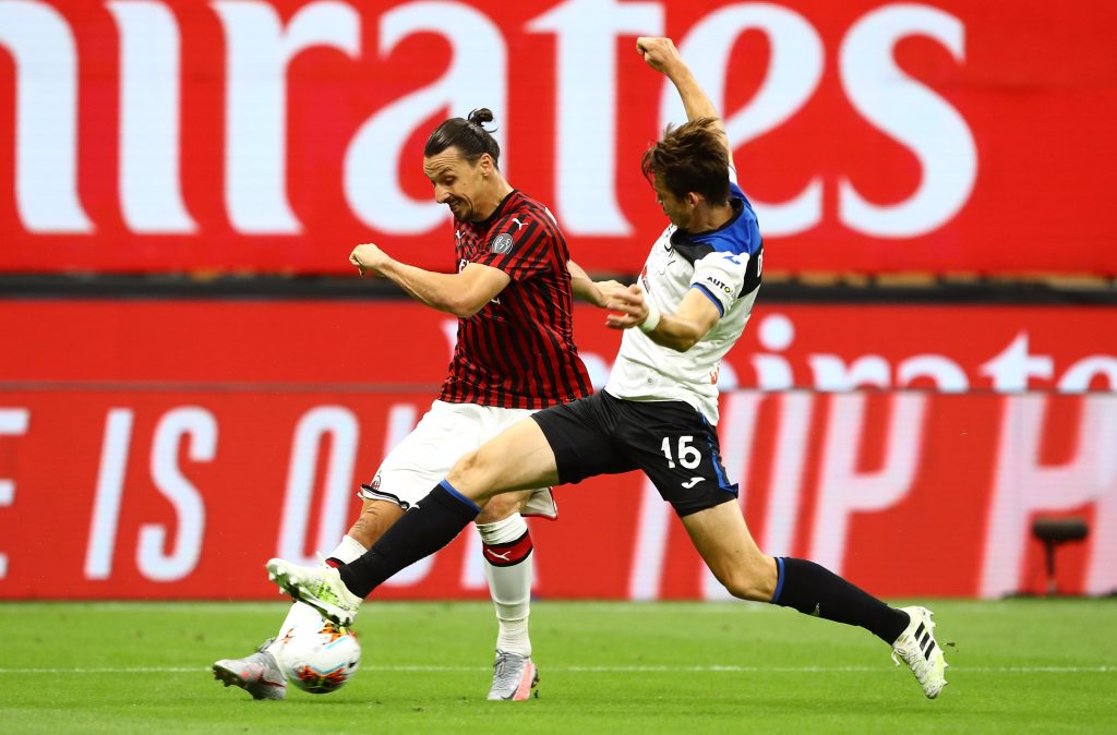 Marteen De Roon, centrocampista dell'Atalanta, contrasta Zlatan Ibrahimovic, attaccante del Milan