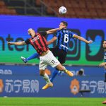 Contrasto aereo tra Ibrahimovic e De Vrij nel derby