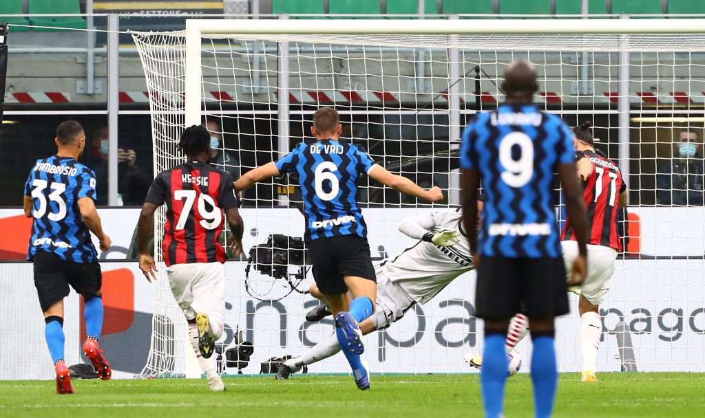 Ibrahimovic calcia il rigore nel derby d'andata sotto lo sguardo di Lukaku