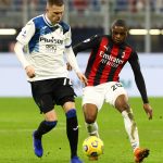 Josip Ilicic dell'Atalanta pressato da Kalulu del Milan