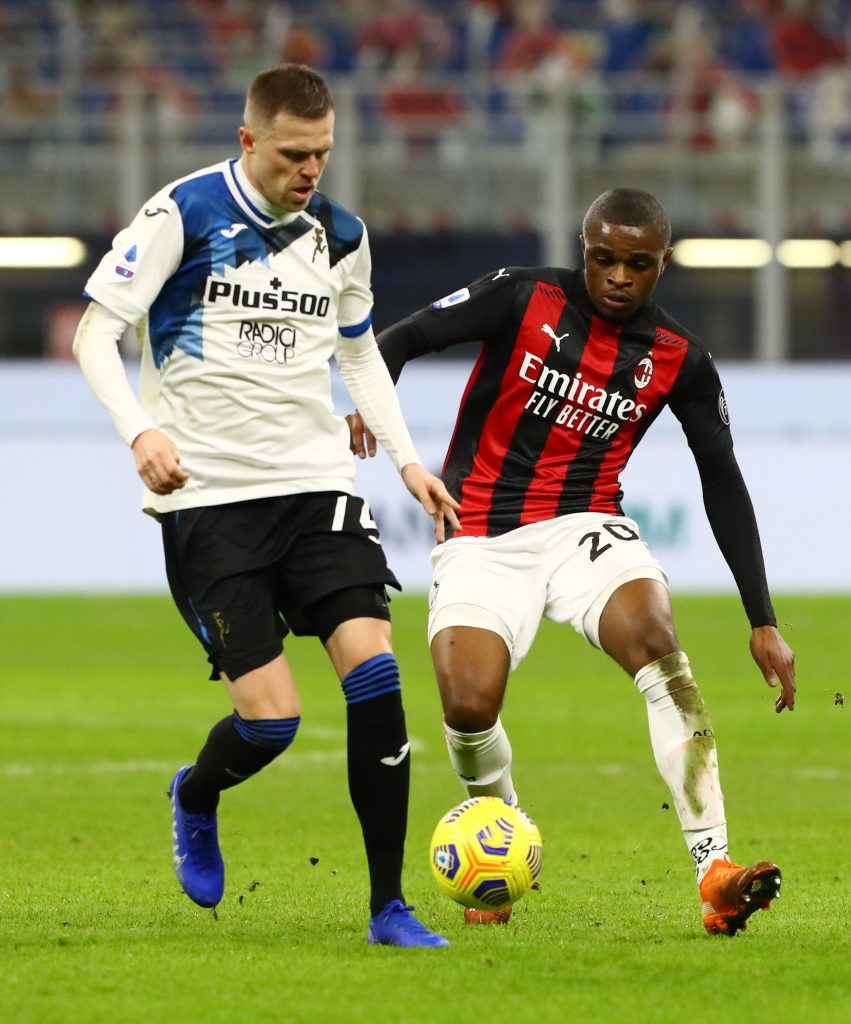 Josip Ilicic dell'Atalanta pressato da Kalulu del Milan