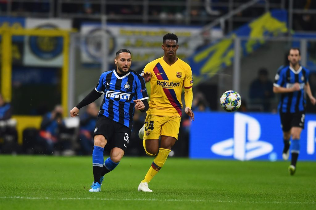 Junior Firpo, terzino del Barcellona, contrasta l'interista D'Ambrosio