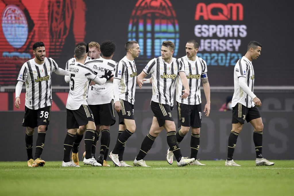 La Juventus festeggia a San Siro il goal di McKennie