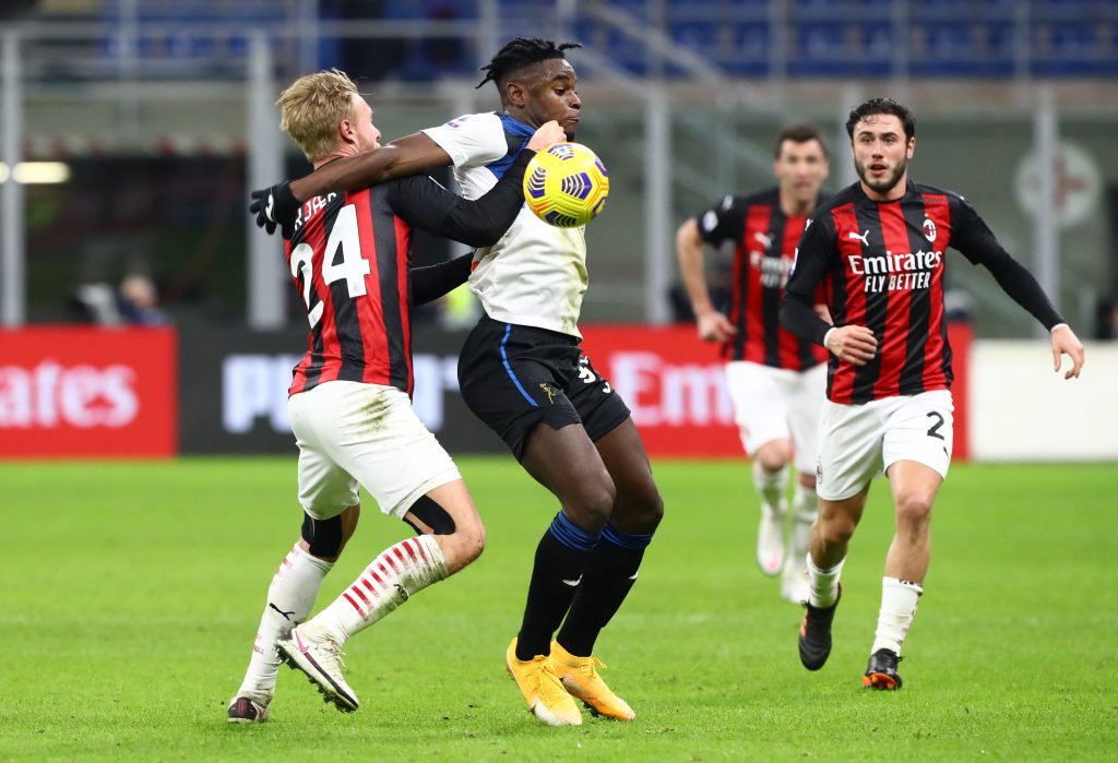 Kjaer del Milan cerca di limitare Duvan Zapata dell'Atalanta